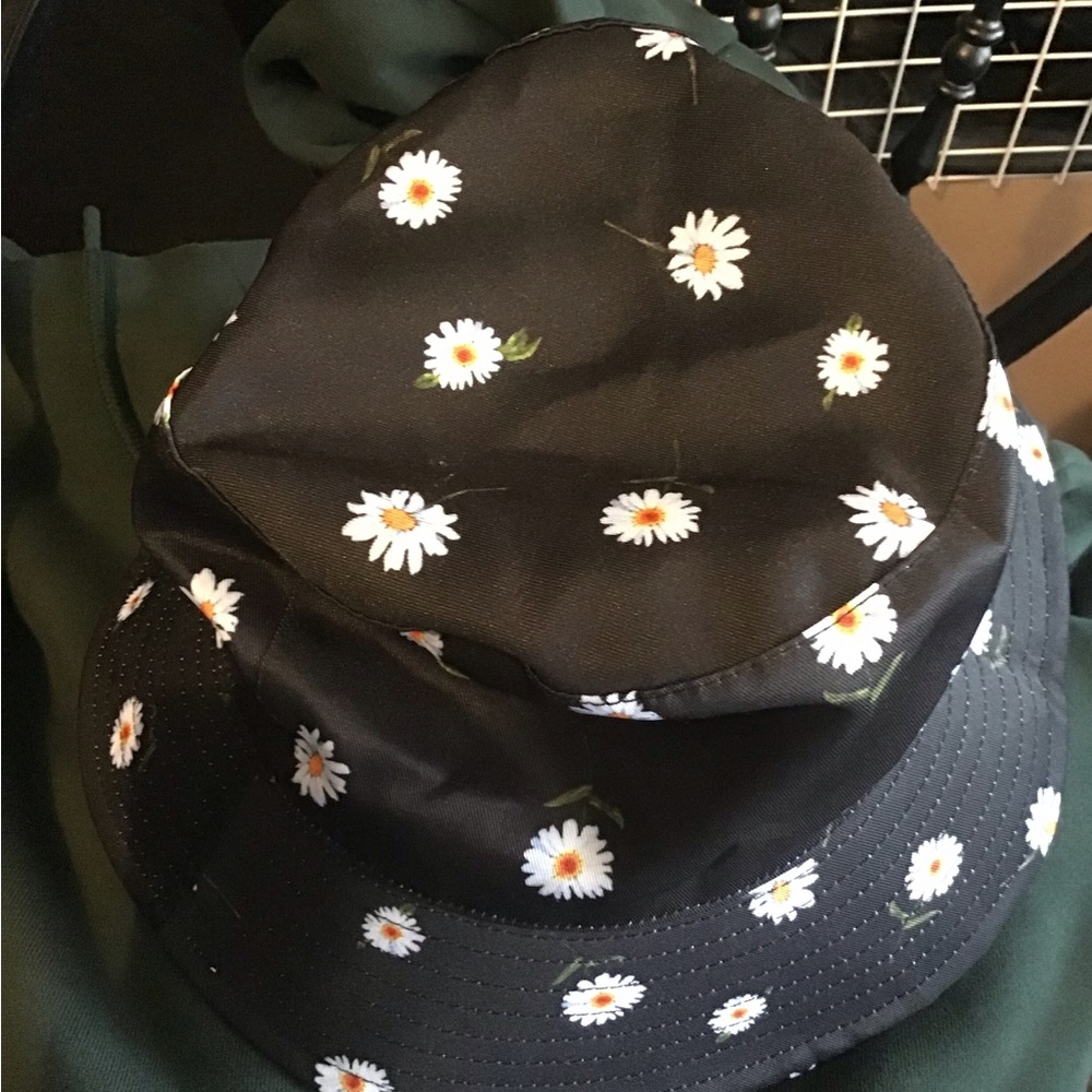 Reversible Daisy Bucket hat